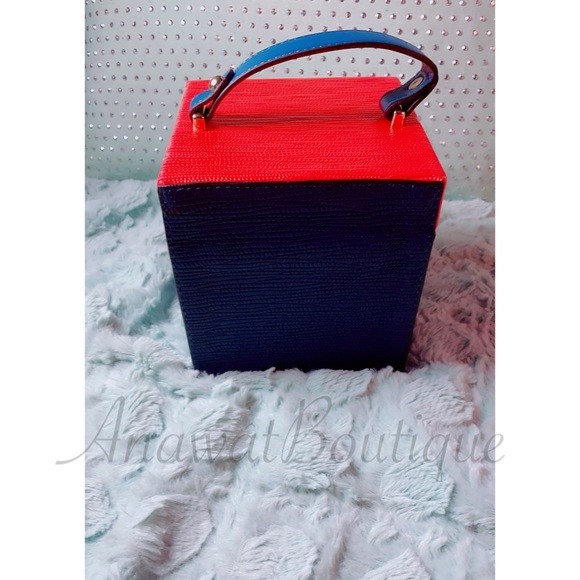 Grace Box Crossbody Handbag - Picture 9 of 12